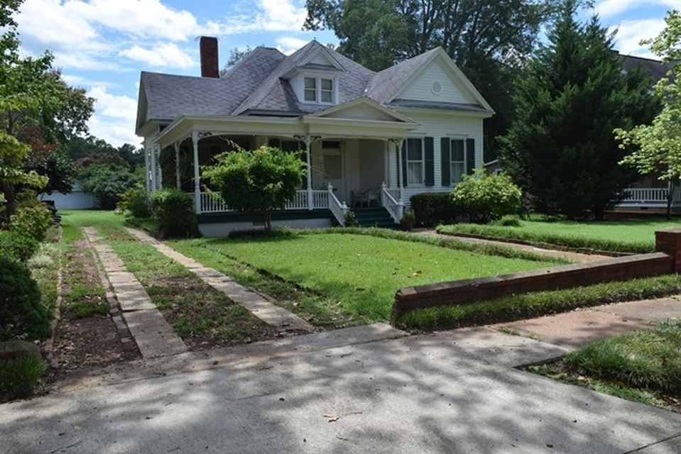 Julia Roberts' house from Sleeping with the Enemy…