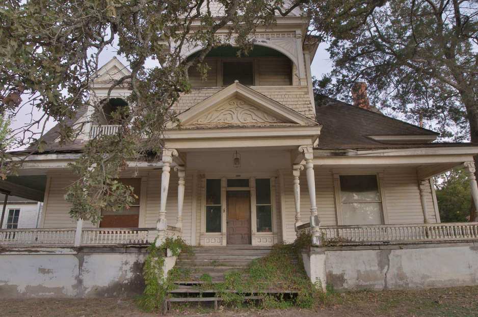 1887 Queen Anne Calvert, TX Old House Dreams