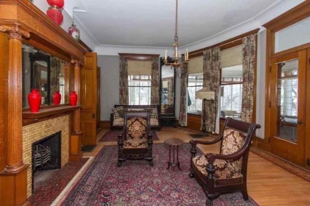 c. 1880 Queen Anne Salem, WI (The Amityville Horror) Old House Dreams