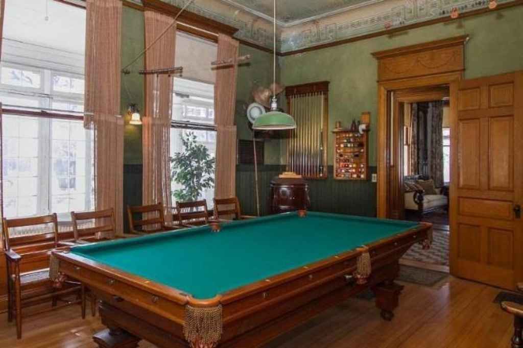 c. 1880 Queen Anne Salem, WI (The Amityville Horror) Old House Dreams