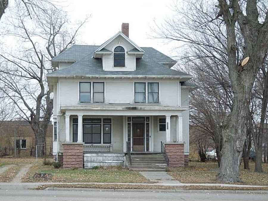 1912 Colonial Revival Hull, IA Old House Dreams
