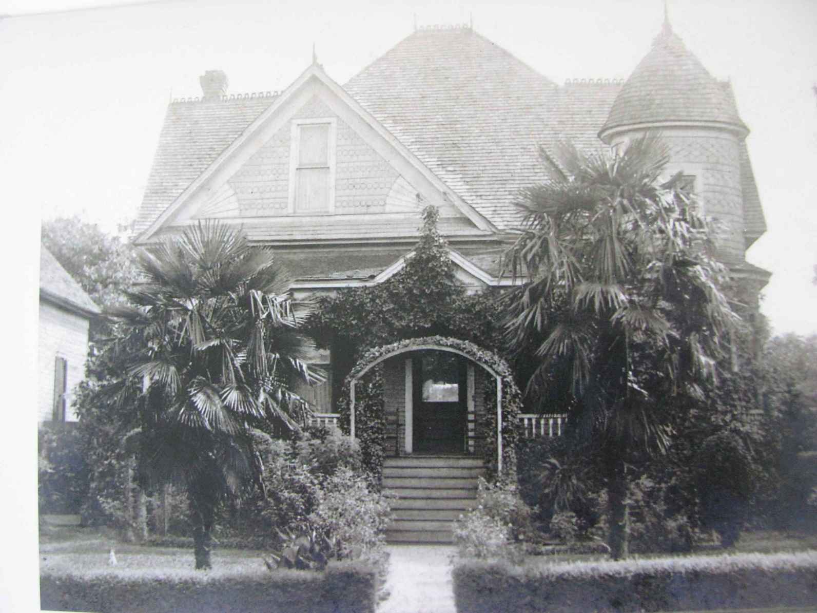 c. 1890 Queen Anne MS Old House Dreams