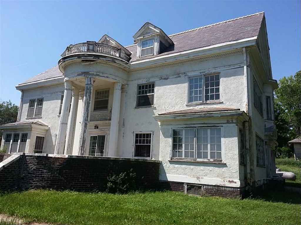 c. 1910 Classical Revival Battle Creek, IA Old House Dreams