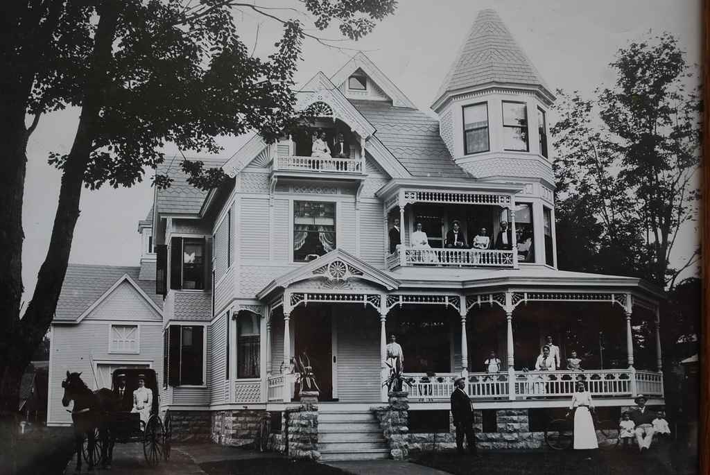 1898 Queen Anne Chester, VT Old House Dreams