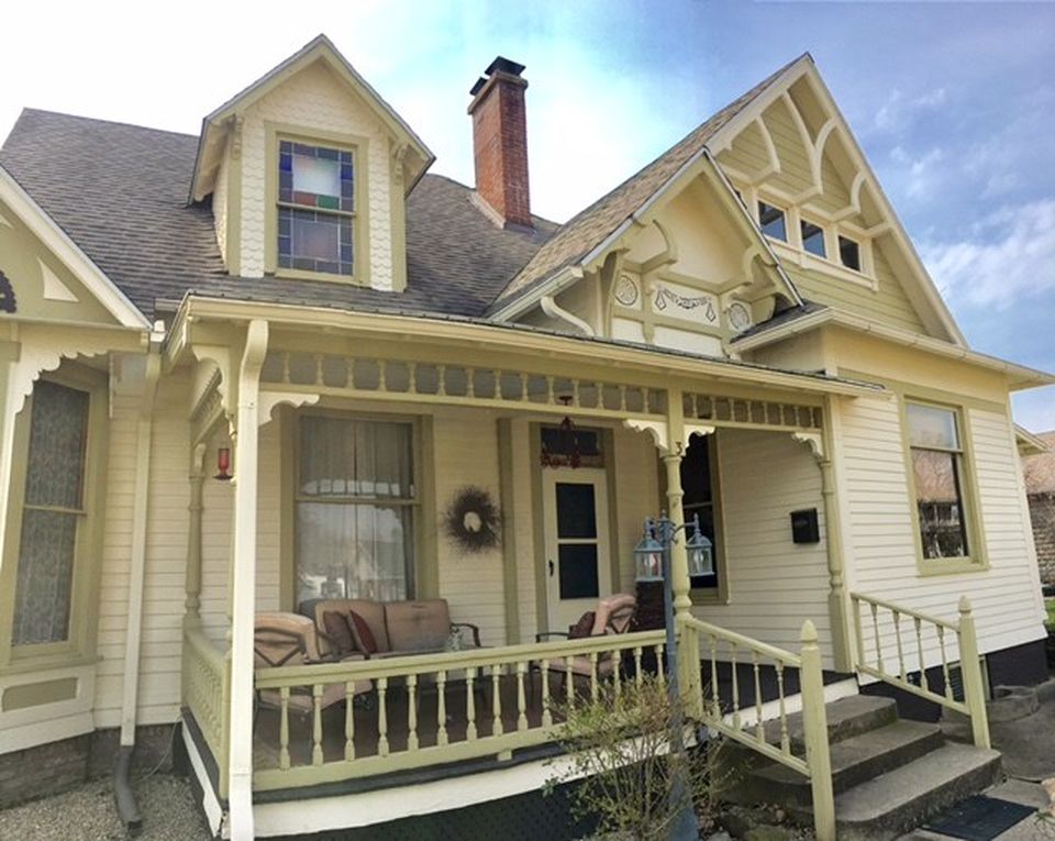 c. 1910 Queen Anne Worthington, IN Old House Dreams