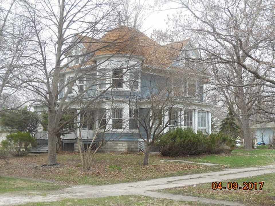 c. 1900 Queen Anne Farnhamville, IA F. Barber) Old House Dreams
