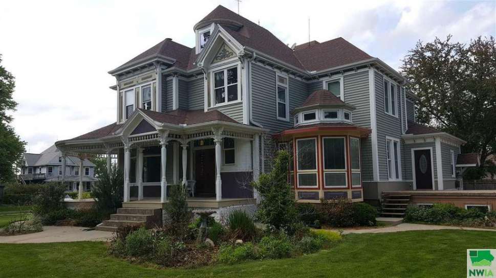 1899 Queen Anne Mapleton, IA Old House Dreams