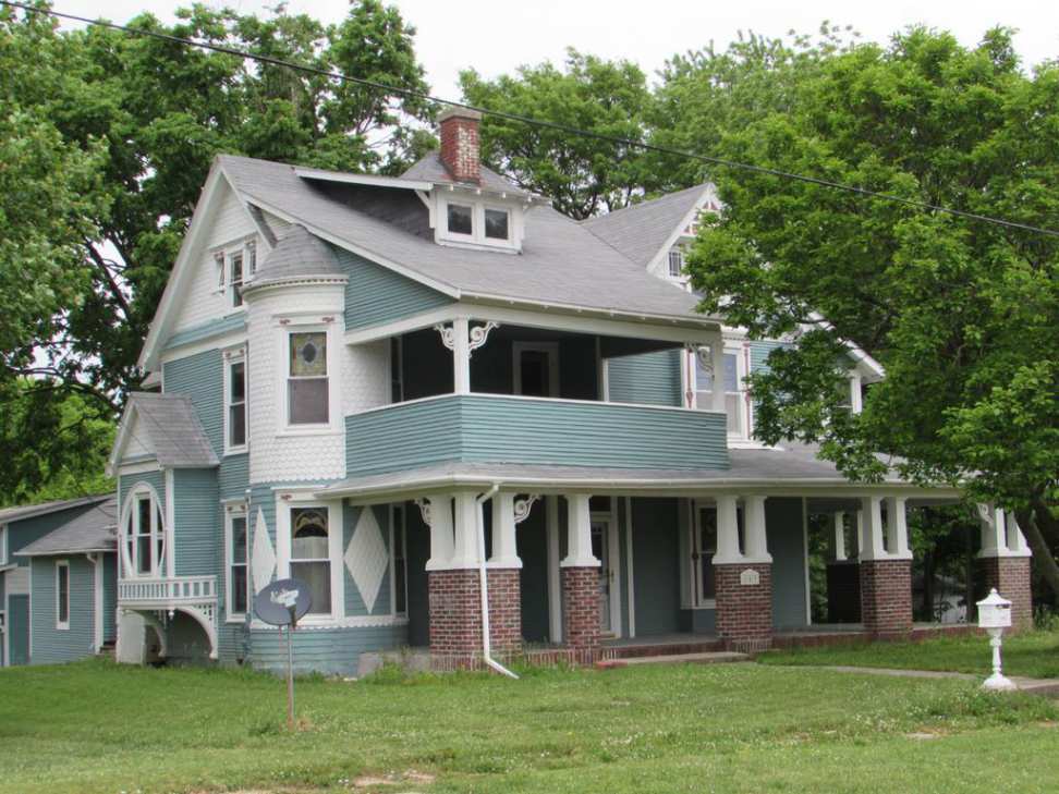 c. 1900 Queen Anne Albany, MO Old House Dreams
