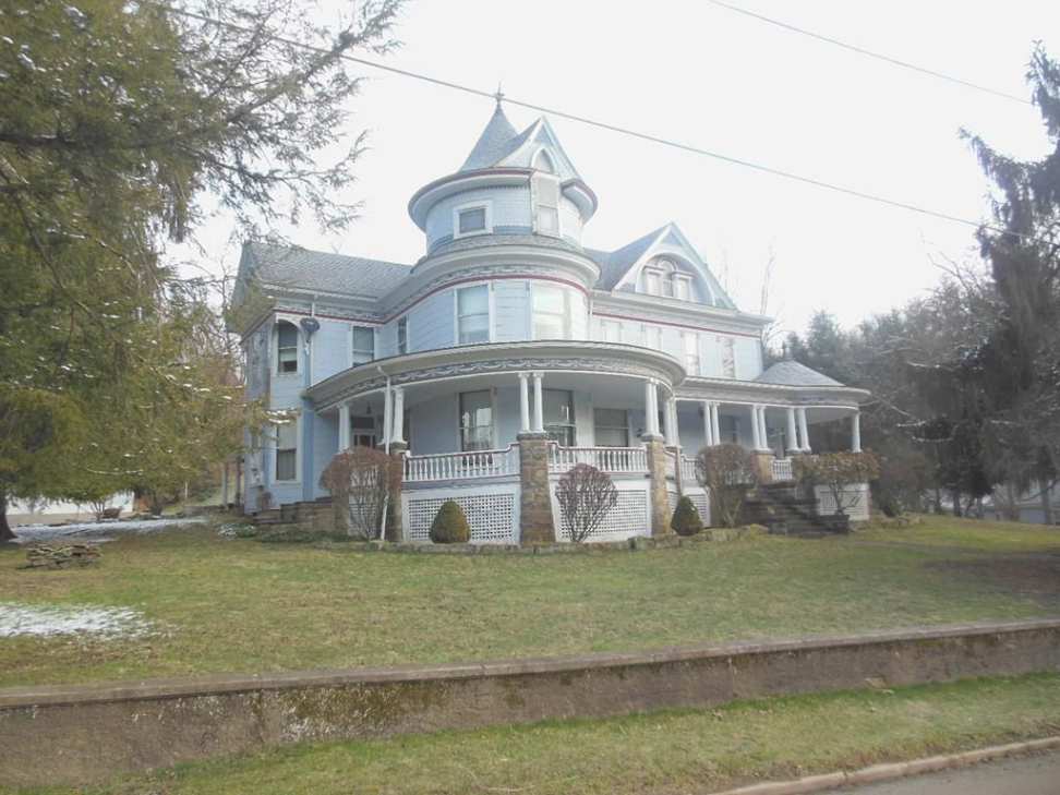 c. 1900 Queen Anne Cameron, WV Old House Dreams
