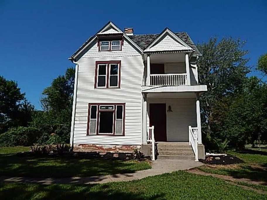 1890 Queen Anne Stuart, IA Old House Dreams