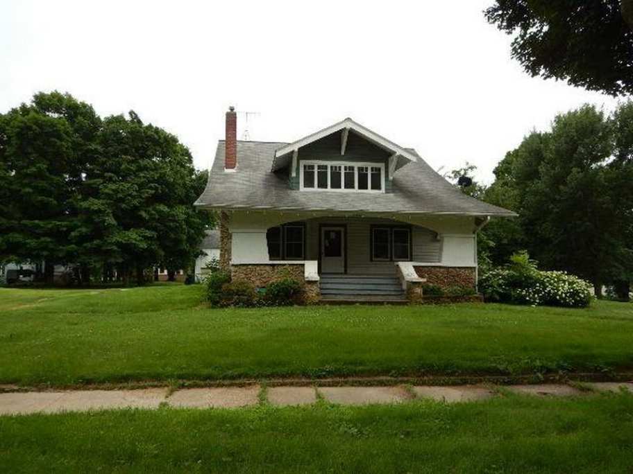 c. 1900 Craftsman Hopkinton, IA Old House Dreams