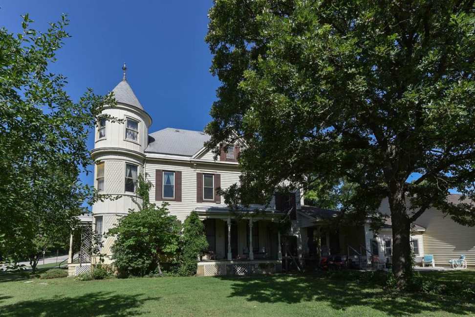 c. 1900 Queen Anne Florence, KS Old House Dreams