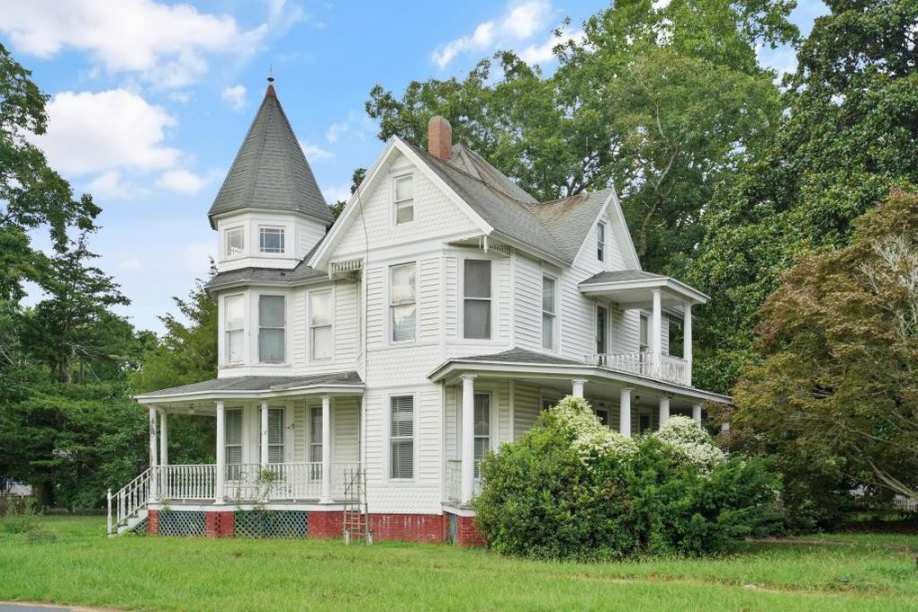 1904 Queen Anne in Parksley, VA Old House Dreams
