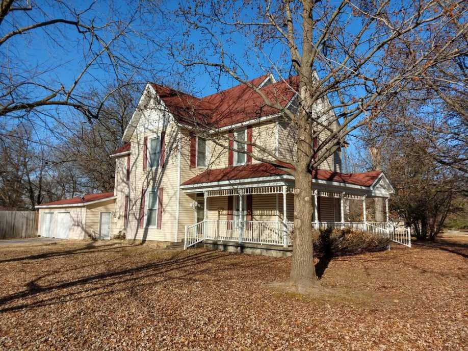 c. 1880 Queen Anne in Lamar, MO Old House Dreams