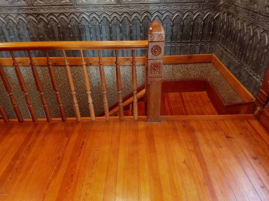 c. 1880 Queen Anne in Lamar, MO Old House Dreams