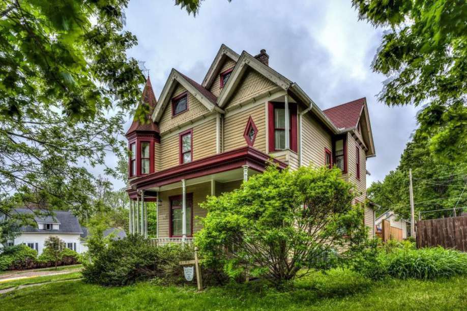 C 1880 Queen Anne In Burlington Ia 109 900 Old House Dreams