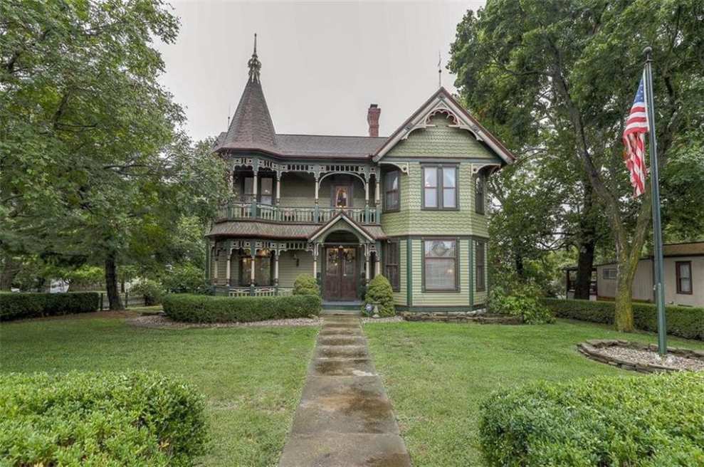 1894 Queen Anne in Harrisonville, MO F. Barber) Old House Dreams