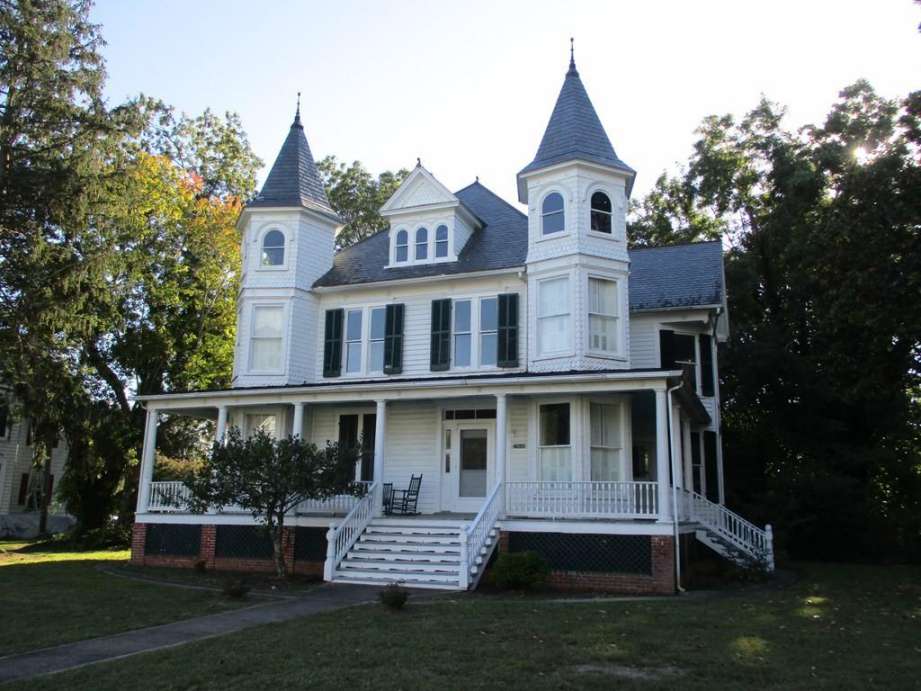 c. 1905 Queen Anne in Onley, VA Old House Dreams