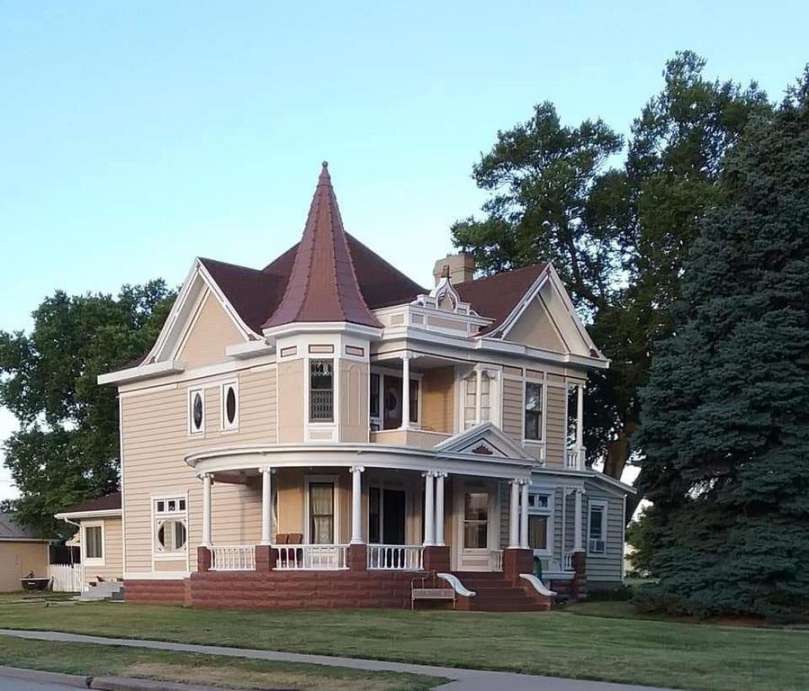 c. 1890 Queen Anne in Blue Hill, NE Old House Dreams