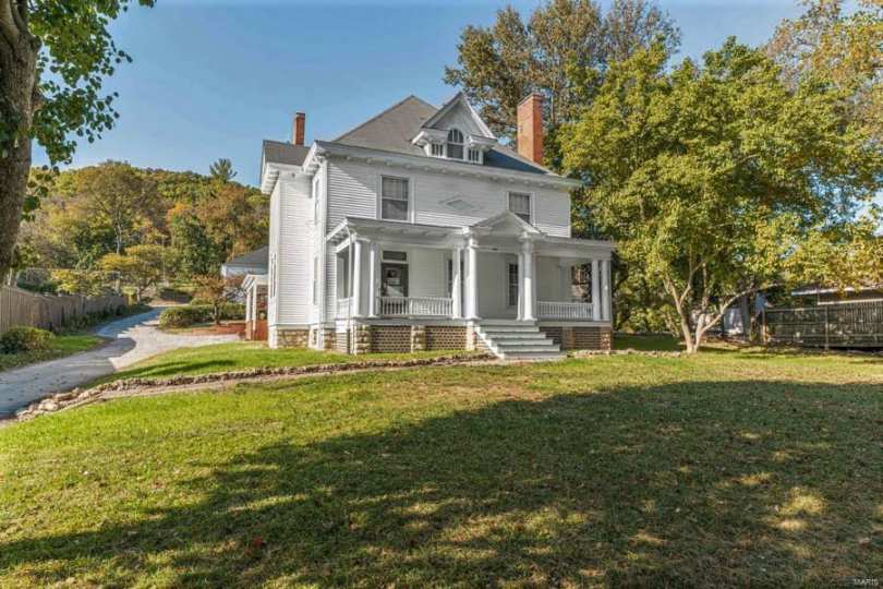 1910 Colonial Revival in Louisiana, MO