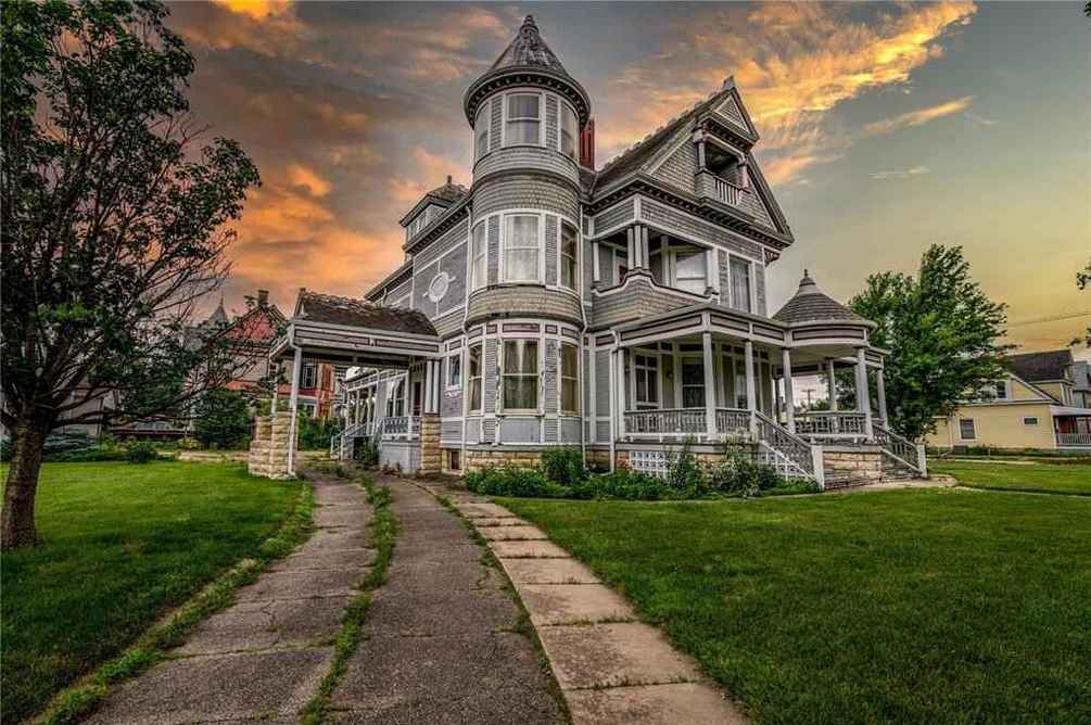 1894 Queen Anne in Vinton, IA Old House Dreams
