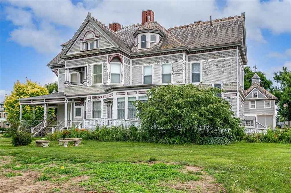 1894 Queen Anne in Vinton, IA Old House Dreams