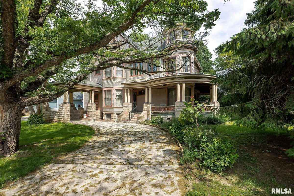 1901 Queen Anne in Davenport, IA - Old House Dreams