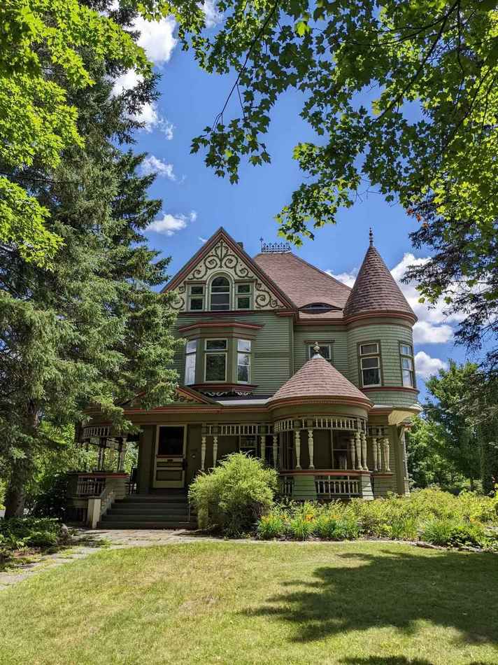 1896 Queen Anne in Saint Johnsbury, VT Old House Dreams