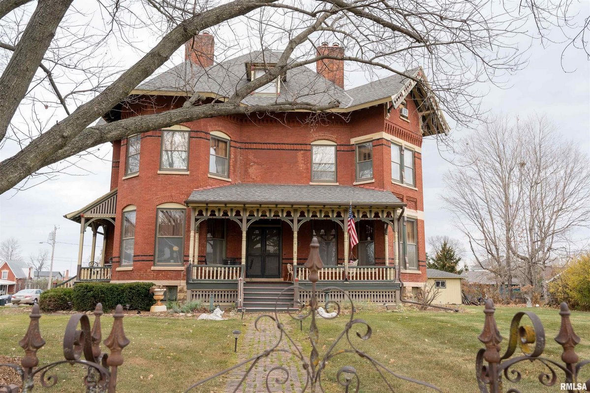 c. 1883 Stick/Queen Anne in Maquoketa, IA Old House Dreams