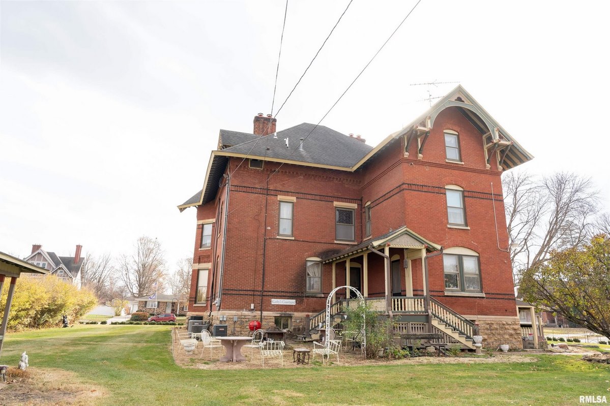 c. 1883 Stick/Queen Anne in Maquoketa, IA Old House Dreams