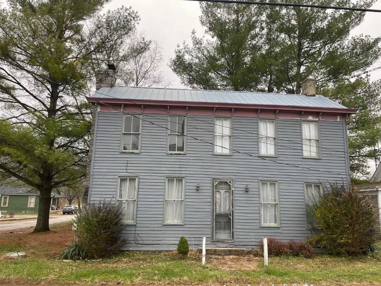 Metamora in old house dreams