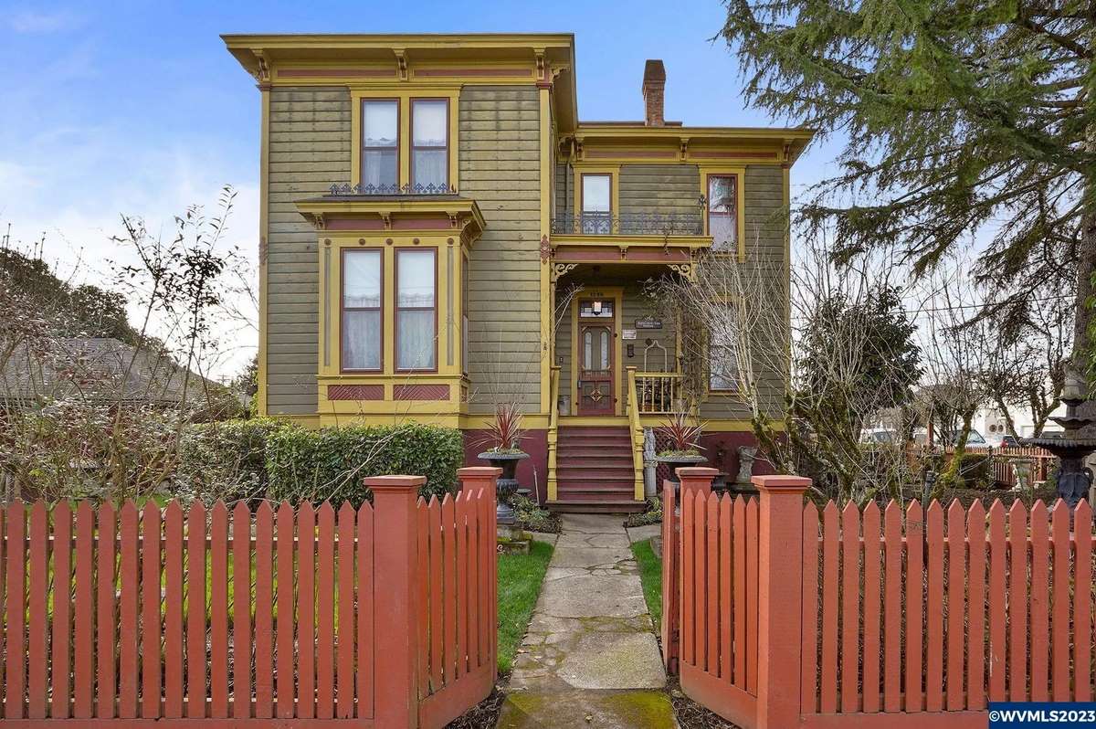 Private: c. 1880 Italianate in Albany, OR