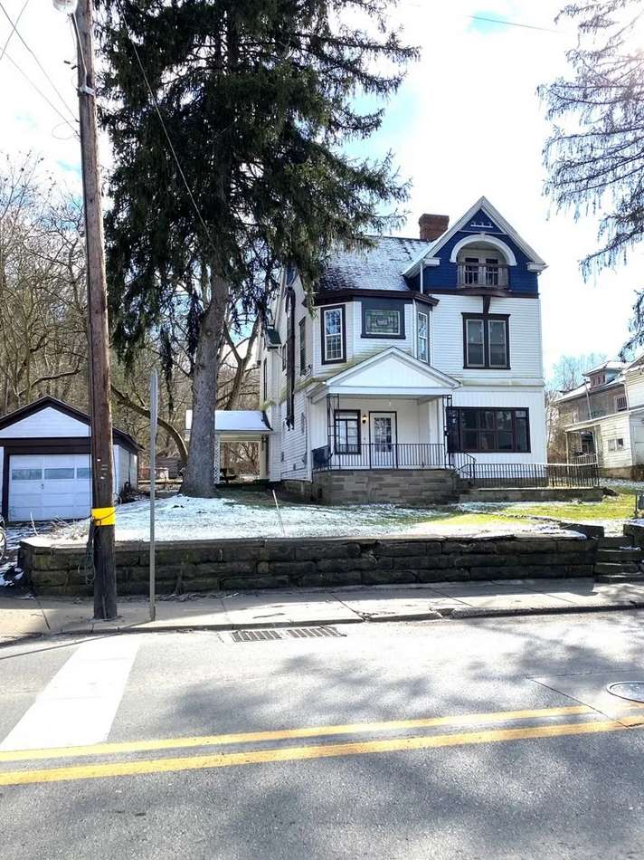 c. 1890 Queen Anne in Sistersville, WV Old House Dreams