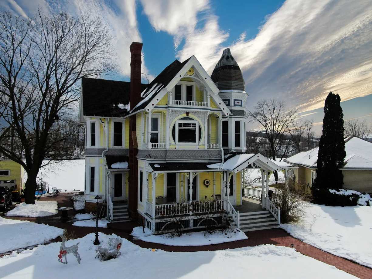 c. 1900 Queen Anne in Hillsboro, WI F. Barber) Old House Dreams