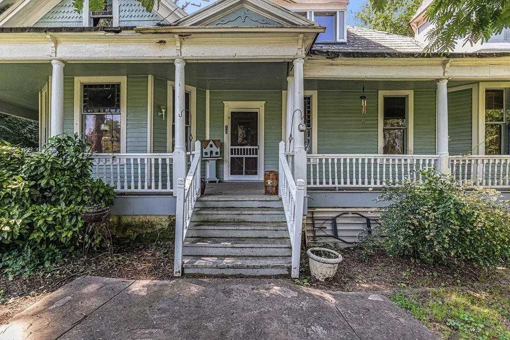 c. 1901 Queen Anne in Kingston, GA Old House Dreams