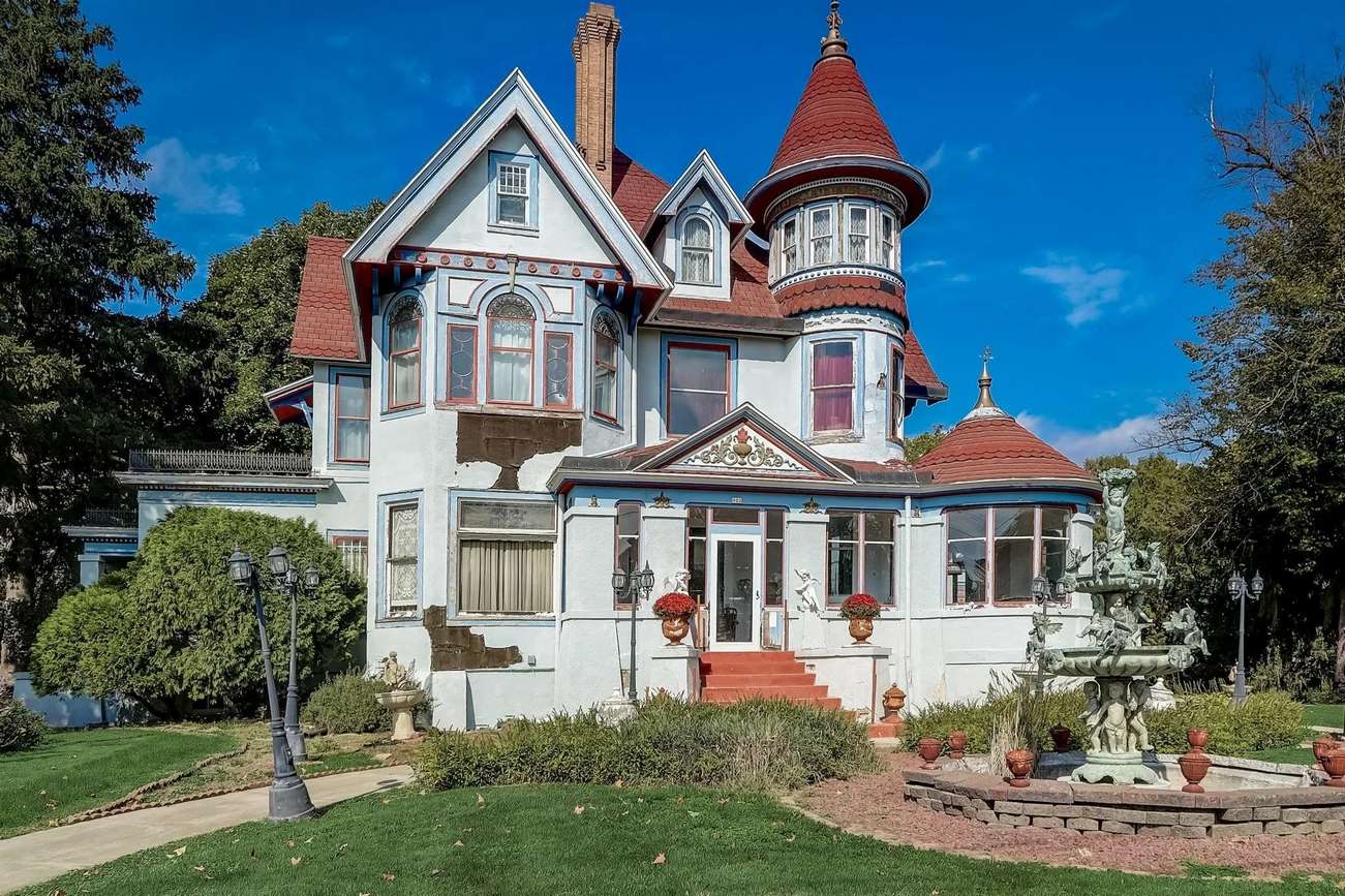 1897 Queen Anne in Columbus, WI - Old House Dreams, image size:1301x867
