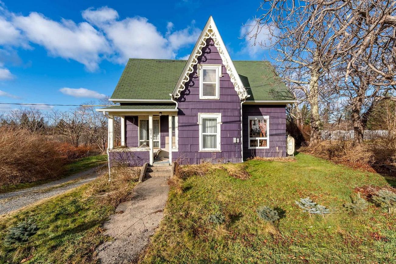 Gothic Revival houses for sale. Old House Dreams