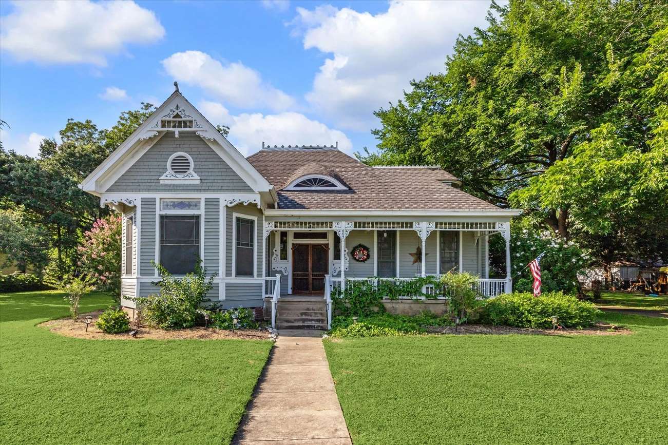 1897 Queen Anne in Schulenburg, TX Old House Dreams