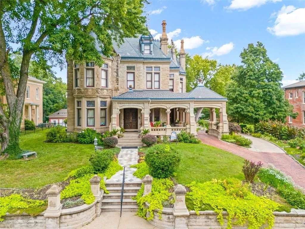 Chateauesque style houses for sale. - Old House Dreams, image size:1024x768