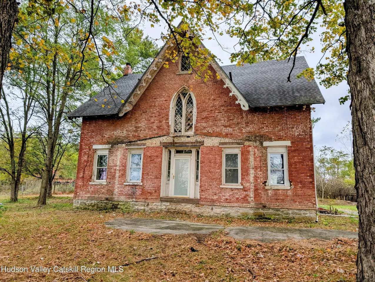 Gothic Revival houses for sale. - Old House Dreams, image size:1275x960